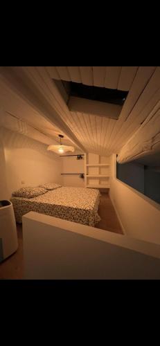 a bedroom with a bed in a room at Apparemment Cocooning Ceyreste in Ceyreste