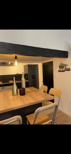 a table and chairs in a room with a kitchen at Apparemment Cocooning Ceyreste in Ceyreste