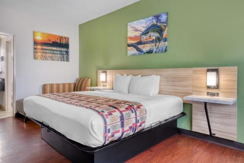 a hotel room with a large bed in a room at Best Western Lake Okeechobee in Okeechobee