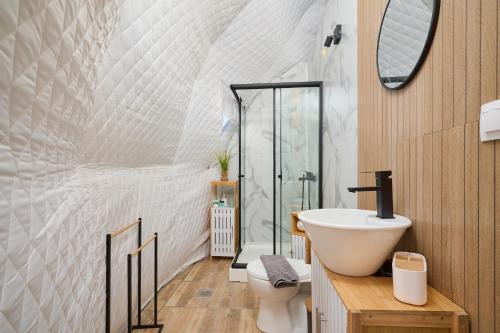 a bathroom with a sink and a toilet at Geo heaven glamp in Aïtánia