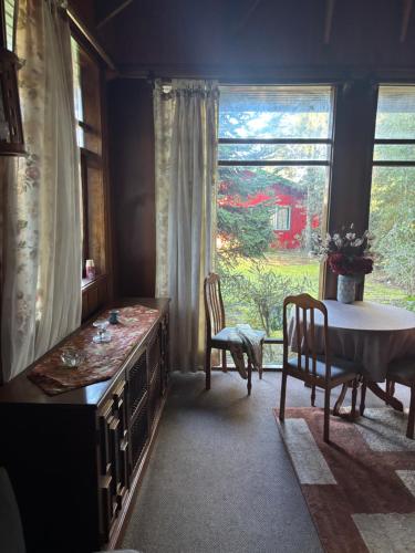 a room with a table and a table and a window at cabañas kiel in Llanquihue