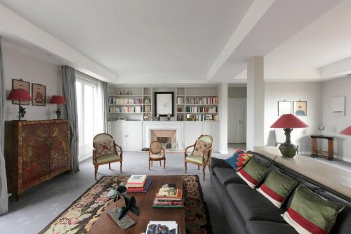 Avenue Paul Doumer V