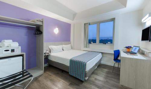 ein Hotelzimmer mit einem Bett und einem TV in der Unterkunft Transamerica Executive Belo Horizonte in Belo Horizonte