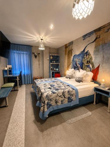 a bedroom with a large bed with a painting on the wall at Global Home - Aparthotel - No Contact Check In in Mielec