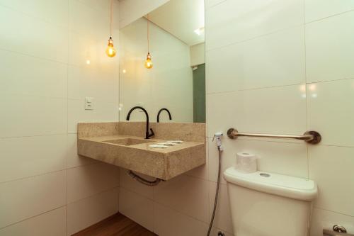 a bathroom with a sink and a toilet at Pousada Encanto dos Canyons in Piranhas