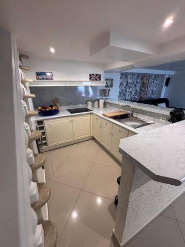 a kitchen with a spiral staircase in a room at Appartement Carreira in LʼIsle-Adam