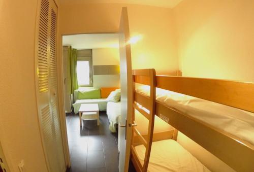 une chambre avec deux lits superposés et un canapé dans l'établissement Studio Mediterraneo, à Juan-les-Pins