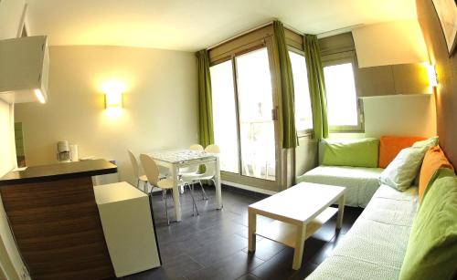 un salon avec un canapé et une table dans l'établissement Studio Mediterraneo, à Juan-les-Pins