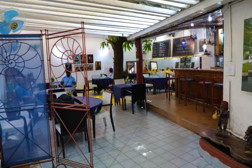 ein Speisesaal mit Tischen und Stühlen in einem Restaurant in der Unterkunft Hôtel Oceanic in Dakar