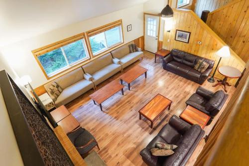 an overhead view of a living room with a couch and chairs at Evergreen Lodge in Deming
