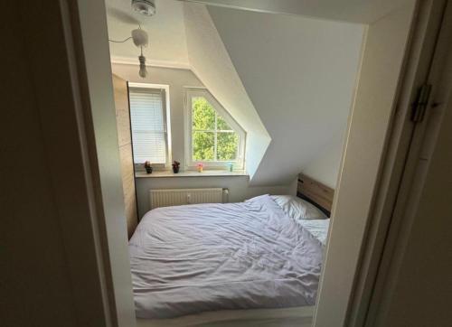a small bedroom with a bed with a window at Gemütliches Zimmer İdeal Für Kurze Aufenthalte in Elmshorn