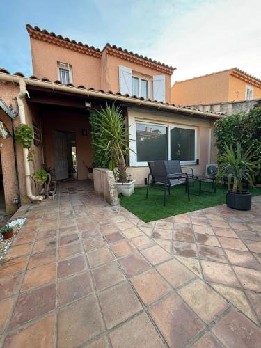 La Maison du Bonheur - private pool and sea view