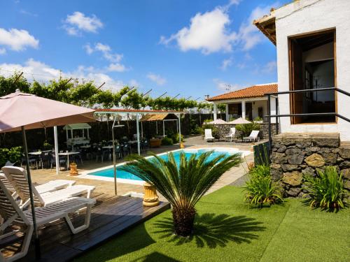 a backyard with a swimming pool and a villa at La Tanquera y Las Rosas in Los Realejos
