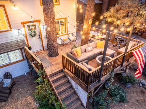 an overhead view of a porch with a couch on a deck at Aery Pines in Wrightwood