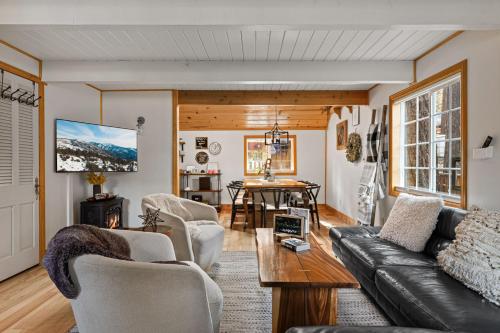 a living room with a black leather couch and chairs at Aery Pines in Wrightwood