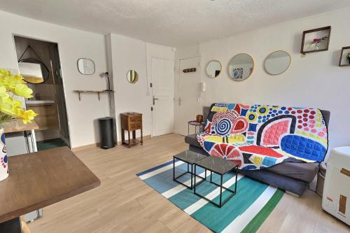 a living room with a couch and a table at Summer vibes Béziers centre in Béziers