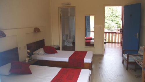 ein Hotelzimmer mit zwei Betten und Balkon in der Unterkunft Hôtel Oceanic in Dakar