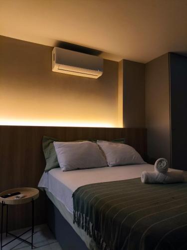 a bedroom with a bed with a air conditioner at Flat 4 Mares - Refugio a dois - Com piscina e estacionamento em Intermares in Cabedelo