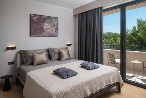 a bedroom with a bed with two pillows on it at Villa DaEva in Drage