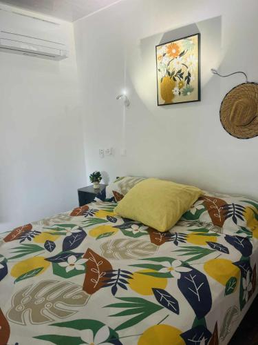 a bedroom with a bed with a colorful blanket at Bungalow tatayo in Aua