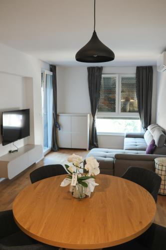 MODERN ESCAPE apartment with garage