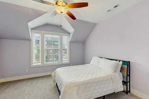 a bedroom with a ceiling fan and a bed at Wander Bentonville in Bentonville