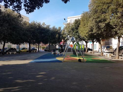 einen Spielplatz mit Rutsche in einem Park in der Unterkunft Civico 20 Casa d'arte in Monopoli