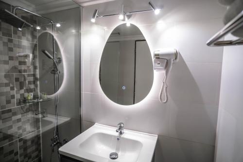 a bathroom with a sink and a mirror at HOTEL LOS NAVEGANTES in Punta Arenas
