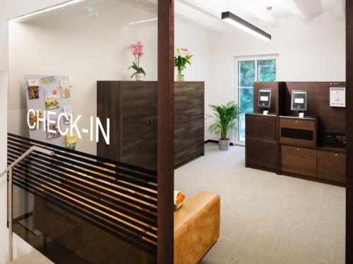 an office with a reception desk and a lobby at Hotel Spitzerberg by b-smart in Hundsheim