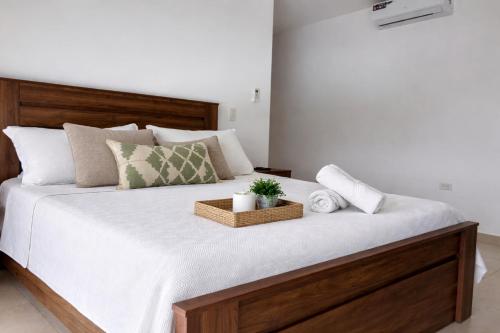 a bedroom with a large bed with a wooden headboard at Urbanización privada, seguridad y confort in Manta