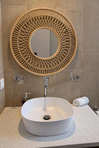 a bathroom with a white sink and a mirror at Urbanización privada, seguridad y confort in Manta