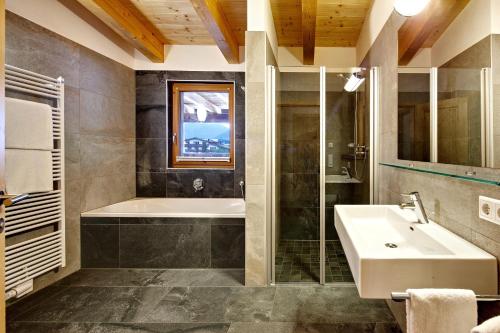 Ett badrum på Gerlos Mountain Estate
