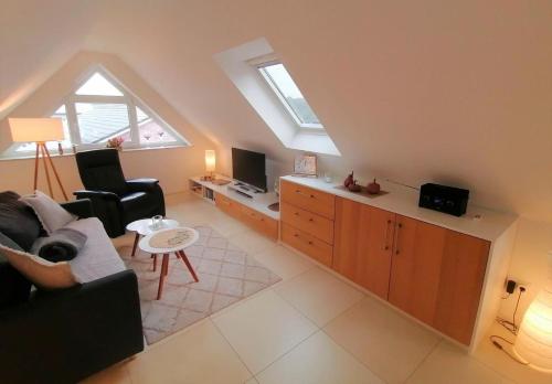 a living room with a couch and a window at Ferienwohnung Grachtenhimmel in Greetsiel