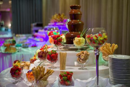 a table topped with wine glasses and snacks at Hotel Novum & Spa in Niepołomice