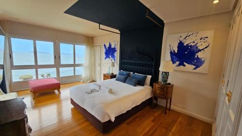 a bedroom with a large bed and a large window at Gran Room do Mar in Oya