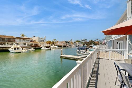 Blick auf einen Yachthafen mit Booten im Wasser in der Unterkunft Gateshead Haven in Oxnard