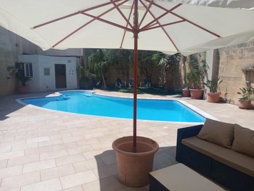 Bazén v ubytování Villa Naxxar Malta nebo v jeho okolí