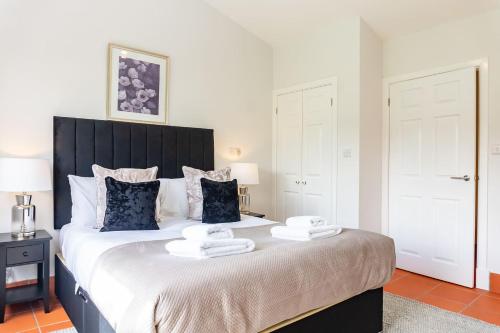 a bedroom with a large bed with two towels on it at Quarry View Studio in Shrewsbury with Parking in Shrewsbury