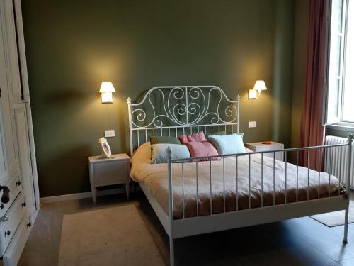a bedroom with a bed with pink and blue pillows at MaVa' Country House in Castelnuovo Bocca dʼAdda