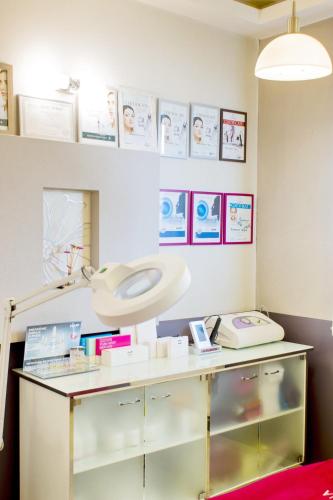 a room with a desk with a mirror and a sink at Hotel Novum & Spa in Niepołomice