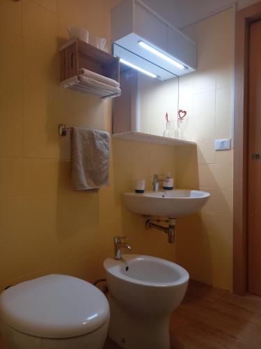 a bathroom with a toilet and a sink at Casa Mar y Sol in Torre a Mare