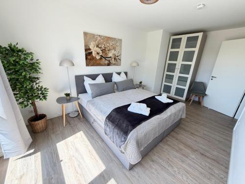 a bedroom with a large bed with two towels on it at RegioStyle Gemütliche Wohnung im Schaalseepark! in Zarrentin