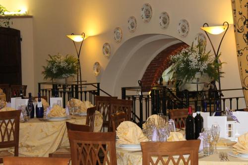 un comedor con una mesa con platos. en Hotel Ristorante La Torretta, en Bianzè