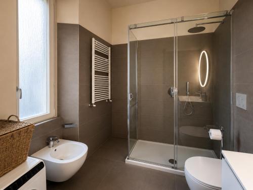 a bathroom with a shower and a toilet and a sink at Casa Vacanza Saint George - Hotel San Giuseppe Group in Cernobbio