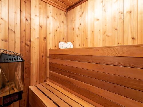 eine Holzsauna mit zwei weißen Handtüchern darin in der Unterkunft AlpenView in Glacier