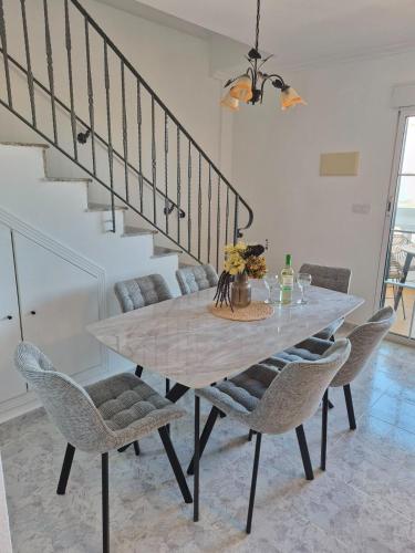 Blue Sea & Sun Apartment