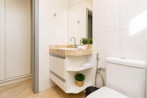 a bathroom with a sink and a toilet at Quinta do Sol Condominium - Pirenópolis in Pirenópolis