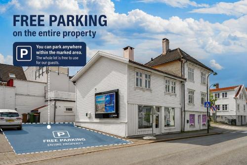 a advertisement for free parking on the entire property at The Brown Door in Stavanger