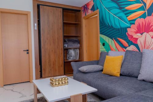 ein Wohnzimmer mit Sofa und Tisch in der Unterkunft Hotel Hamzaoui in Beni Mellal