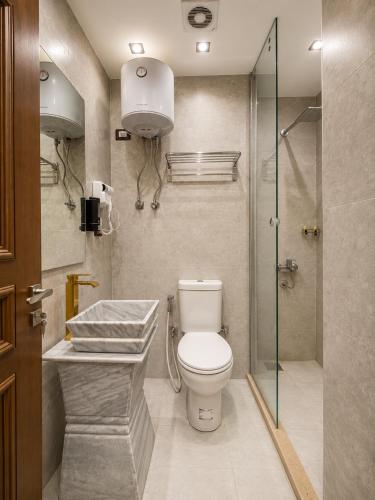 a bathroom with a toilet and a glass shower at New White Pyramids Inn in Cairo